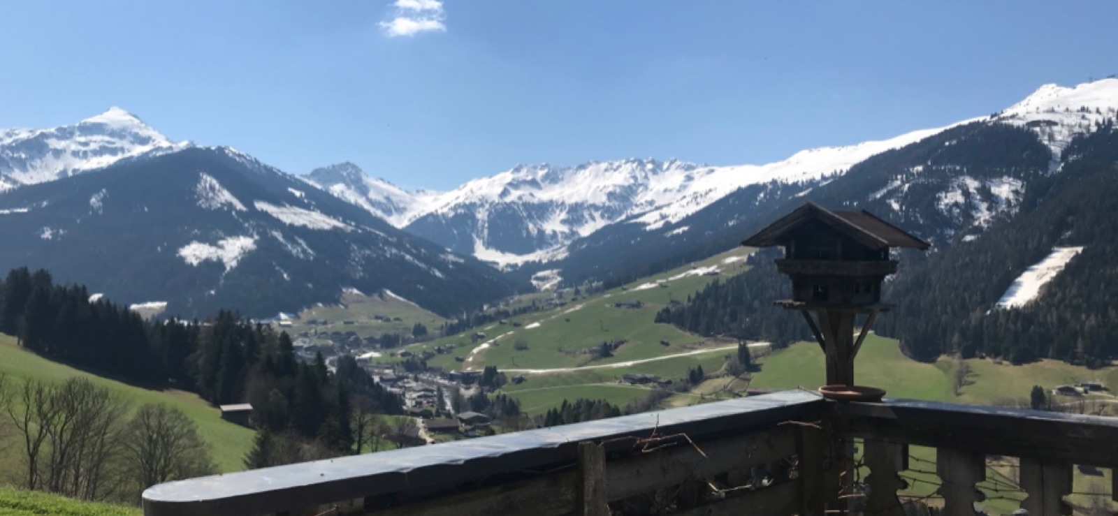 Blick von der Terrasse eines Studienteilnehmers über ein Alpental auf rund 1.200 Metern Höhe