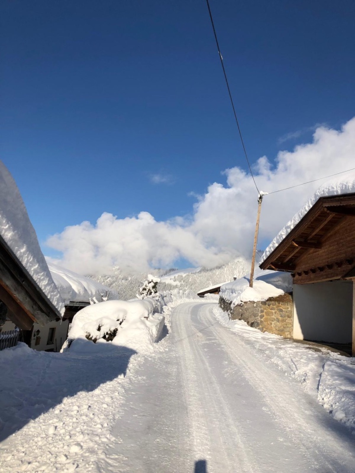 Verschneite Bergstraße nach zweieinhalb Wochen Dauerschnee — der Anfahrtsweg der Study Nurse