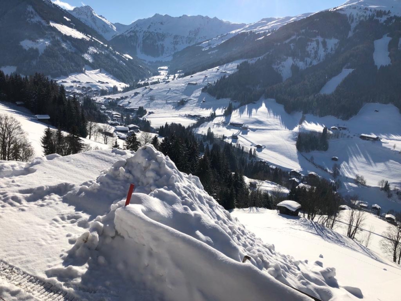 Tief verschneites Alpental im Winter — erschwerter Zugang zum Wohnort des Studienteilnehmers